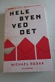 Hele byen ved det
Roman
Af Michael Robak
Om hævn, forfald, kærlighed og bedrag - Spændende 
beskrevet
Forlag Gyldendal
2014
Sideantal 283
Som ny
Varenr.: R5HY6-KL5