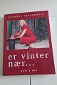 Er vinter nær...
En hudløs ærlig bog om at være kræftpatient og om 
at være fanget i sin egen forpinte krop efter 
treogtredive strålebehandlinger
Af Suzanne Bjerrehus
Forlag Høst og Søn
2002
Sideantal 174
Som ny
