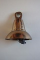 Smuk, gammel klokke, let udsmykket
Messing
Smuk klang
H: 4,5cm