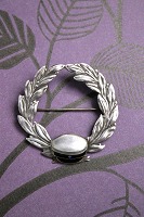 item no: Studenter broche i sølv