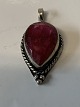 Neck pendant with red stone in silver.
Length with eyelet 2.6 cm.