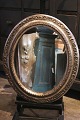 Gammelt fransk ovalt spejl med fin dekoreret bred forsølvet træ ramme...