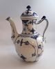 Lundin Antique præsenterer: Royal Copenhagen. Musselmalet, halvblonde. Kaffekande. Model 519. Højde 25 cm. (1 ...