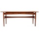 Dansk snedkermester skrivebord udført i teak med svævende plade, to skuffer i sarg og gennembrudte sprosser. H: 73cm. Plade: 75x180cm