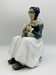 Royal Copenhagen Stor Figur - Amager Pige som Strikker