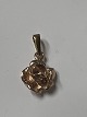 Rose i Charms / Vedhæng 8 karat Guld.Højde 1,7 cm.