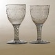 Et par bryllupsglas med monogrammer "OJS" & "MO" i ...