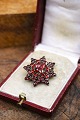 Gammel stjerne formet broche med smukke røde granater...