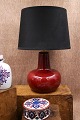 Bordlampe af Ole Bøgild dekoreret med okseblodsglasur ...