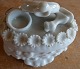 Lille ovalt smykkeskrin i porcelæn med mange detaljer.