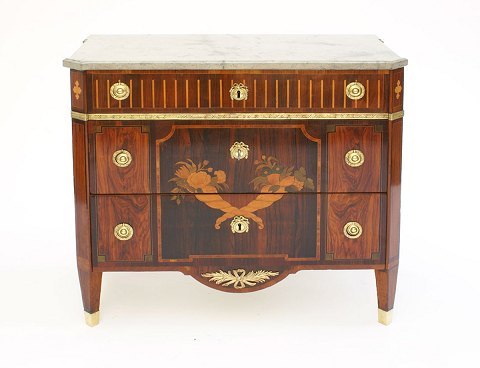 Kommode med grålig stenplade.Fremstillet i Sverige.