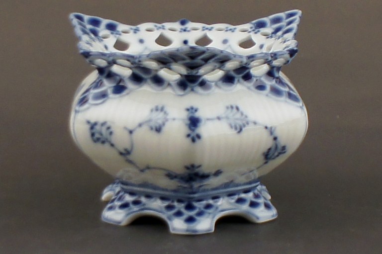 Her tilbydes et Royal Copenhagen musselmalet helblonde sukkerskål.Nummer: 1/1112.