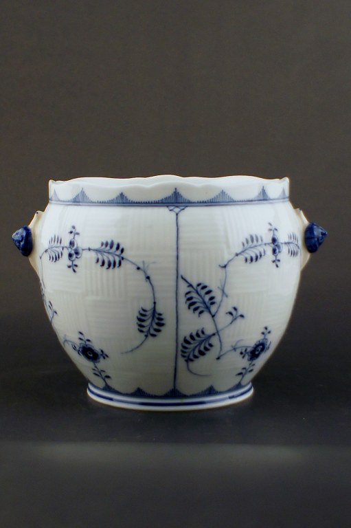 Here you are offered a rare Royal Copenhagen blue fluted flowerpot holder with snails.Number: 1/125