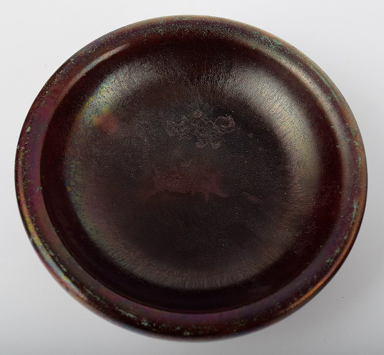 Stor og imponerende dansk privatsamling (I alt 42 vaser, skåle, figurer mm.) af :Søren Kongstrand 1872-1951) ogJens Petersen (1890-1956) Fad af Jens Petersen , signeret JP.Måler 11 x 3 cm.I perfekt stand.