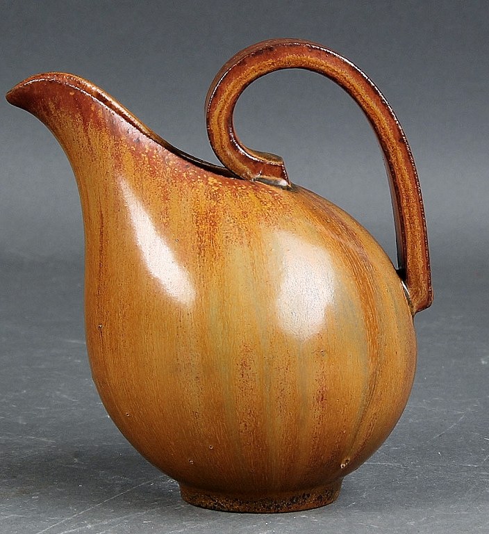 Arne Bang 1901-1983. Kande med hank dekoreret med brunlig glasur.