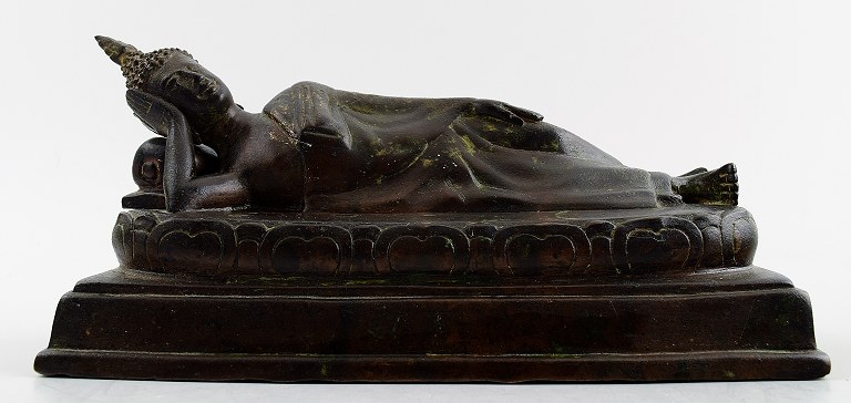 Reclining Buddha, bronze.Auydhya-style, 18c., Thailand.