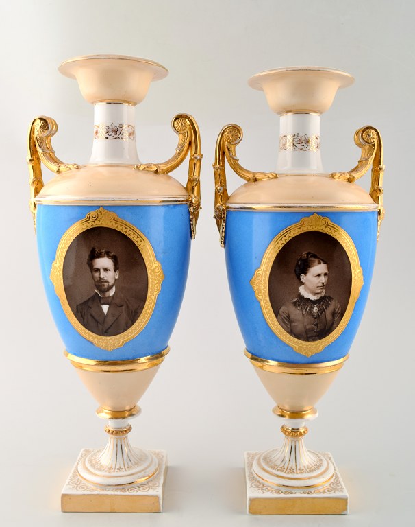 Royal Copenhagen a pair of rare late Biedermeier portrait vases, 1850-1880. Gustav Friederich Hetsch, after.