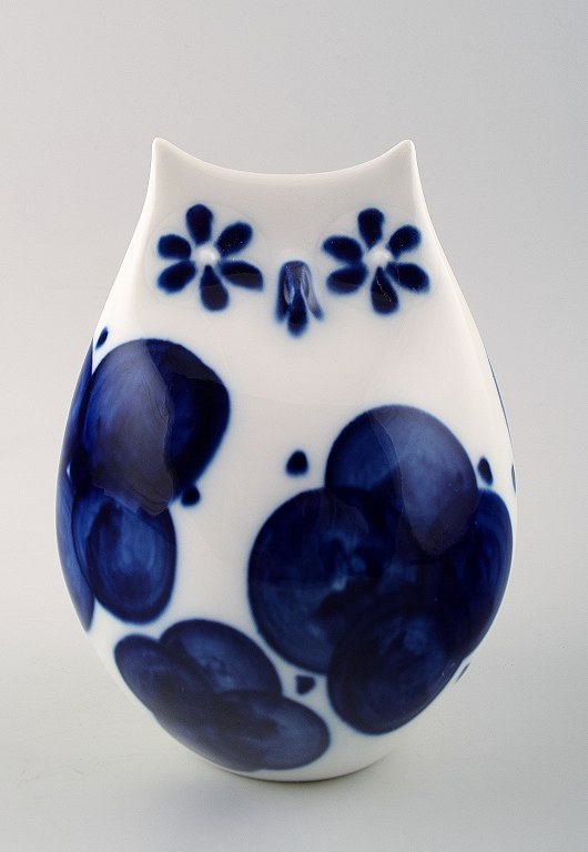Sylvia Leuchovius, Rörstrand. Owl in porcelain.