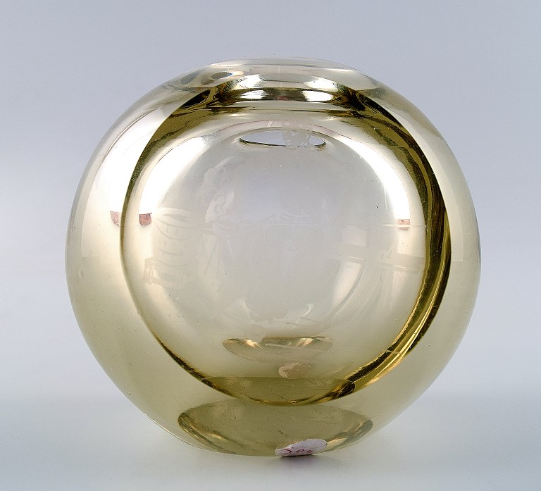 Iittala, røgfarvet kunstglasvase. 