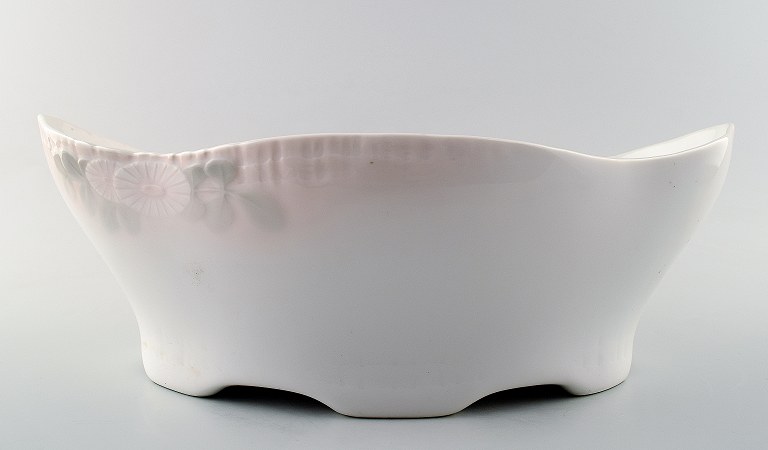 Royal Copenhagen, no. 72/10022, large bowl.Dimensions 32.5 x 10 cm, pink.Midsummer Night