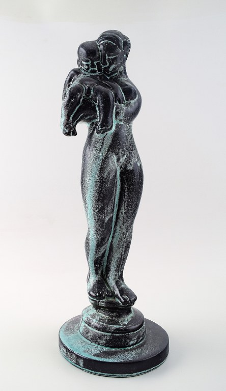 Figur af lertøj. Kai Nielsen. Signeret HAK Danmark. Udført hos Kähler. Kvinde med barn.