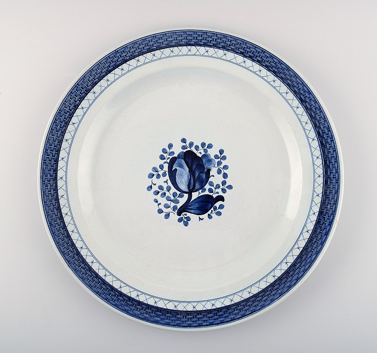 Round Tranquebar dish by Royal Copenhagen / Aluminia.Decoration number 11/1248.