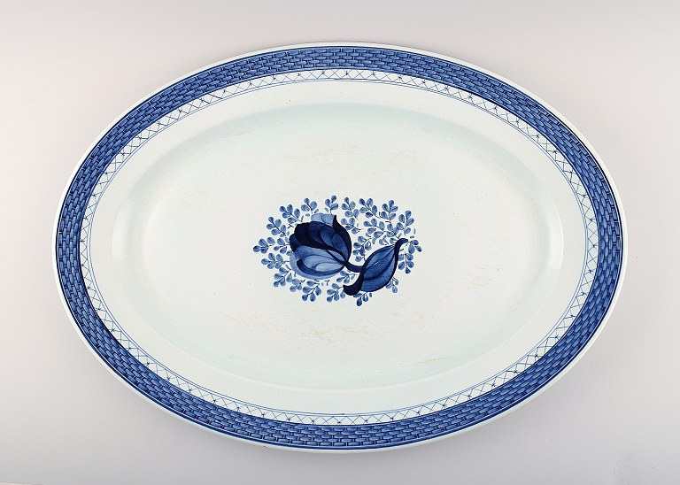 Ovalt Tranquebar/Trankebar fad fra Royal Copenhagen/Aluminia.Dekorationsnummer 11/931.