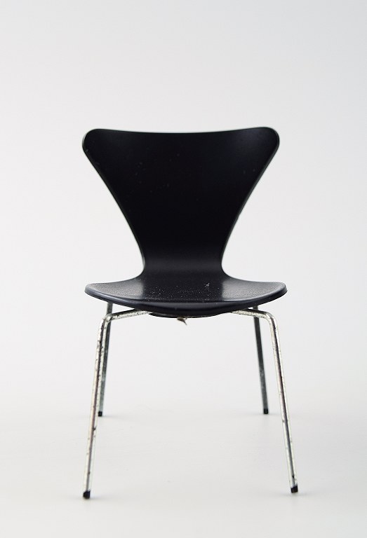 Arne Jacobsen miniature "Syveren" chair in black.