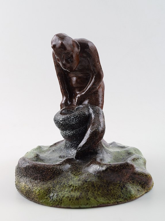 Stor og imponerende dansk privatsamling (I alt 42 vaser, skåle, figurer mm.) af :Søren Kongstrand 1872-1951) ogJens Petersen (1890-1956) Figur af Jens Peterse