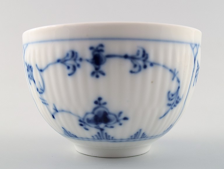 Sjælden Kgl. Musselmalet riflet Kongelig porcelæn. Royal Copenhagen Musselmalet riflet. Kaffekop uden hank nummer 1/70a.