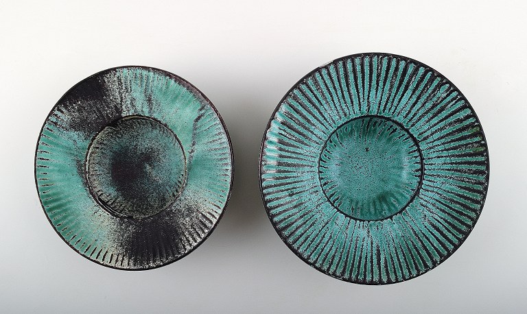 A pair of Kähler, HAK, round glazed bowls, Denmark 1930s.Designed by Svend Hammershøi.