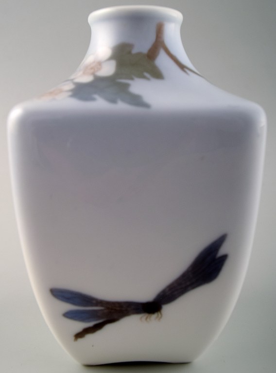 Royal Copenhagen vase dekoreret med blomster og insekt. 