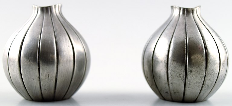 Just Andersen art deco par tin vaser, nummer 2601. 
