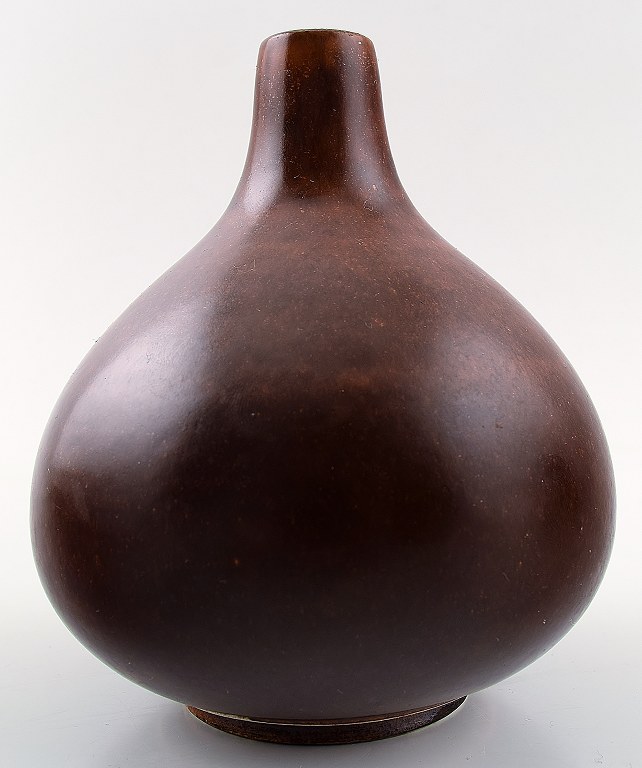 Saxbo vase af stentøj i moderne design, glasur i brune nuancer.