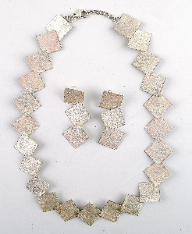 Dansk design sterling sølv halskæde og ørestikker i moderne design.