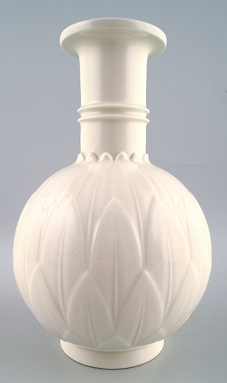 Arno Malinowski for Royal Copenhagen. Vase af blanc de chine porcelæn