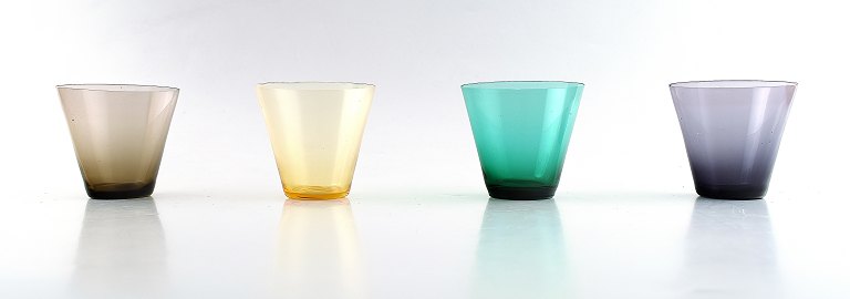 Kaj Franck (Finsk, 1911–1989) Nuutajärvi Glass Works, Finland, kunstglas. 4 drikkeglas i forskellige farver.