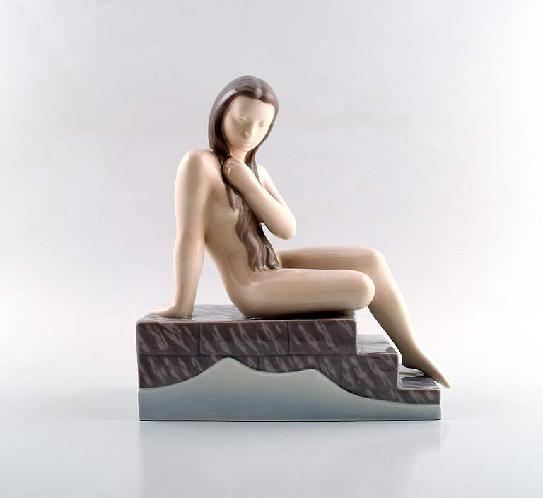 Bing & Grøndahl figur, nøgen pige på trappe.