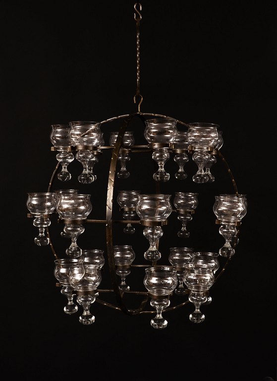 Erik Höglund (1932-1998). Monumental kugleformet loftlampe/lysekrone i smedejern med kunstglaskupler til lys.