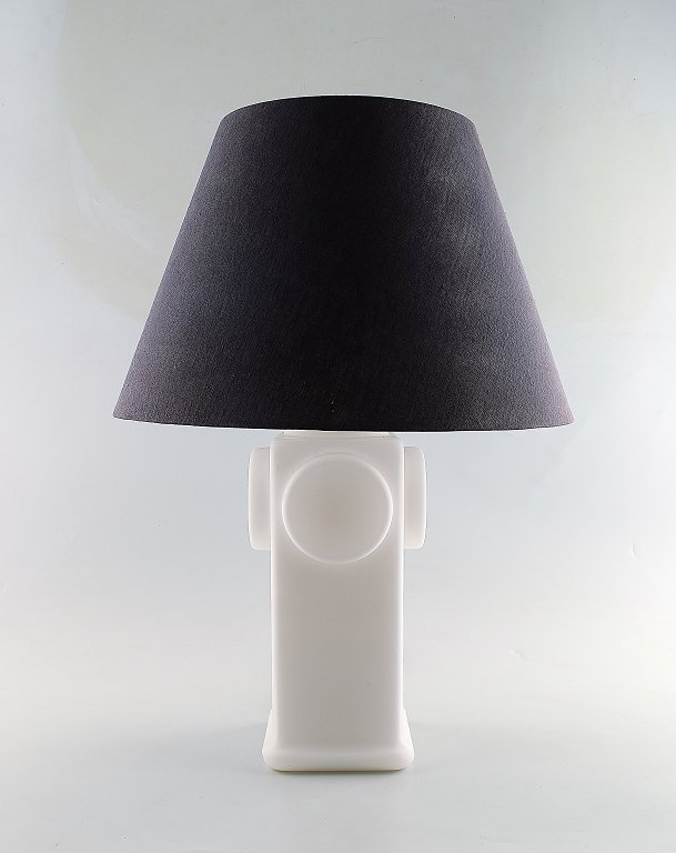 Carlo Moretti : An opal white frosted glass table lamp. 