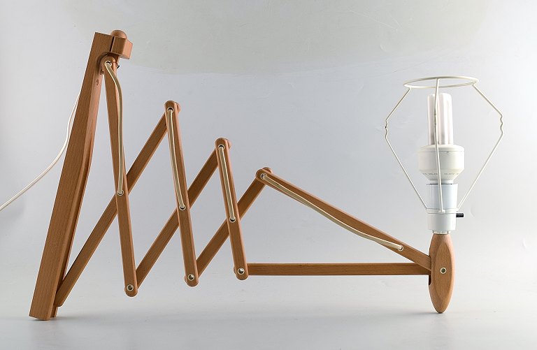 Erik Hansen: An oak sax wall lamp. 