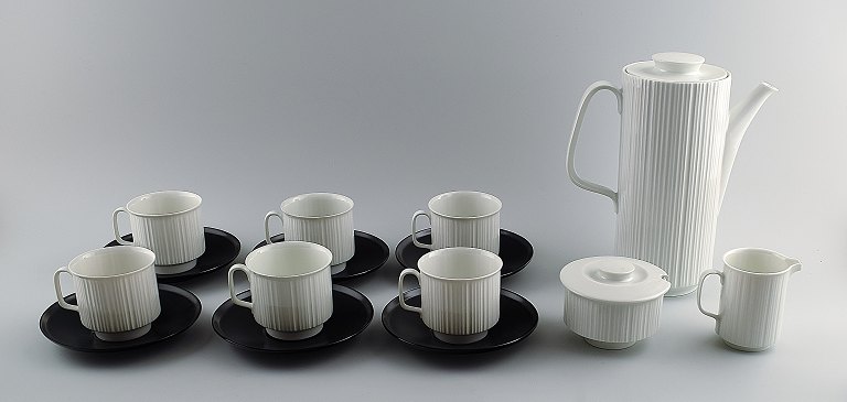 Tapio Wirkkala for Rosenthal, Studio-linie, Porcelaine noire, 6 personers kaffeservice i sort og hvidt porcelæn, moderne design, riflet. Designet i 1962.