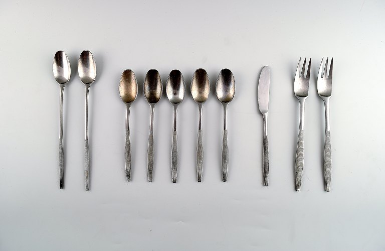 Jens H. Quistgaard "Variation VI" bestik af håndsmedet rustfrit stål. 