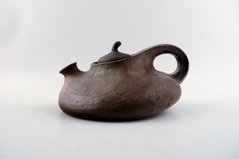 Gutte Eriksen, own workshop, tea pot in ceramics. Japanisme.