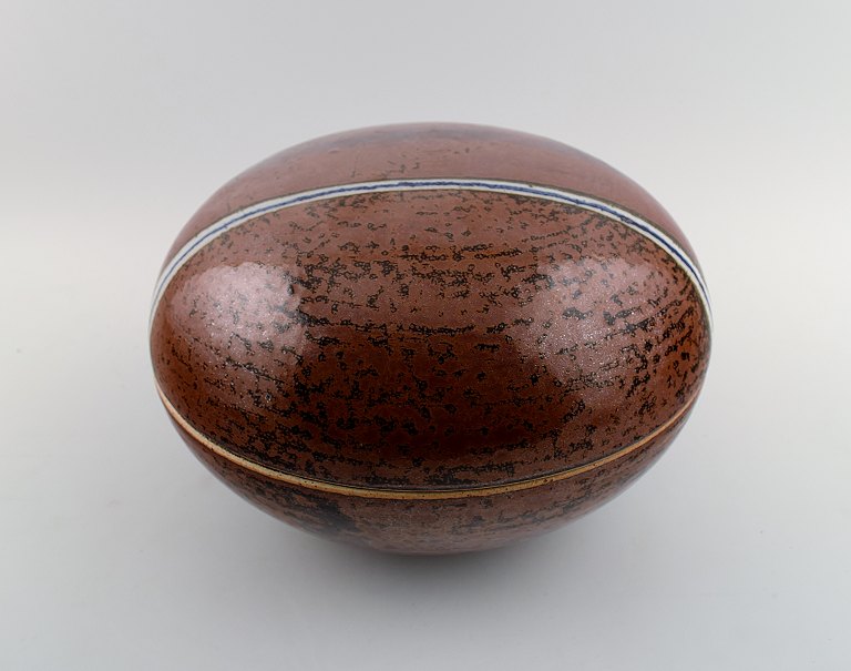 Jane Bailey, large bonbonniere / lidded jar in stoneware.Decorated With Glaze in many colors.