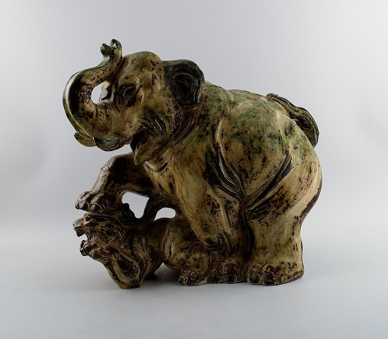 Royal Copenhagen stentøj 20165 Kgl. Elefant med tiger. Designet af Knud Kyhn.