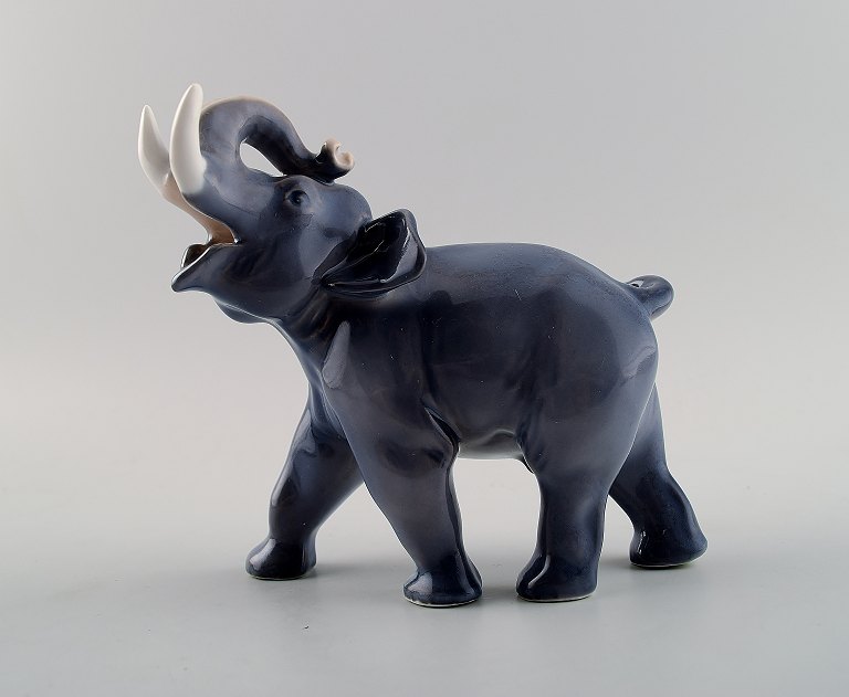 3 Royal Copenhagen 3 elephants no. 2998, porcelain.