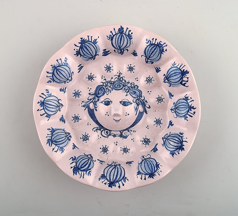 Unika fad i stentøj af Bjørn Wiinblad fra 1977. Det blå hus.