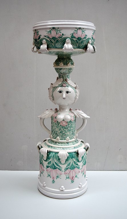 Colossal unique Wiinblad centerpiece in art pottery in the shape of a woman, decorated with green and pink glaze.