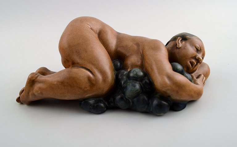 B&G. Kai Nielsen 1882-1924. Stentøjsfigur i form af liggende kvinde med drueklase, fra serien 